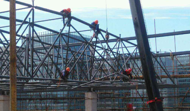 新乡论网架装配施工中搭设脚手架应当留神的事故